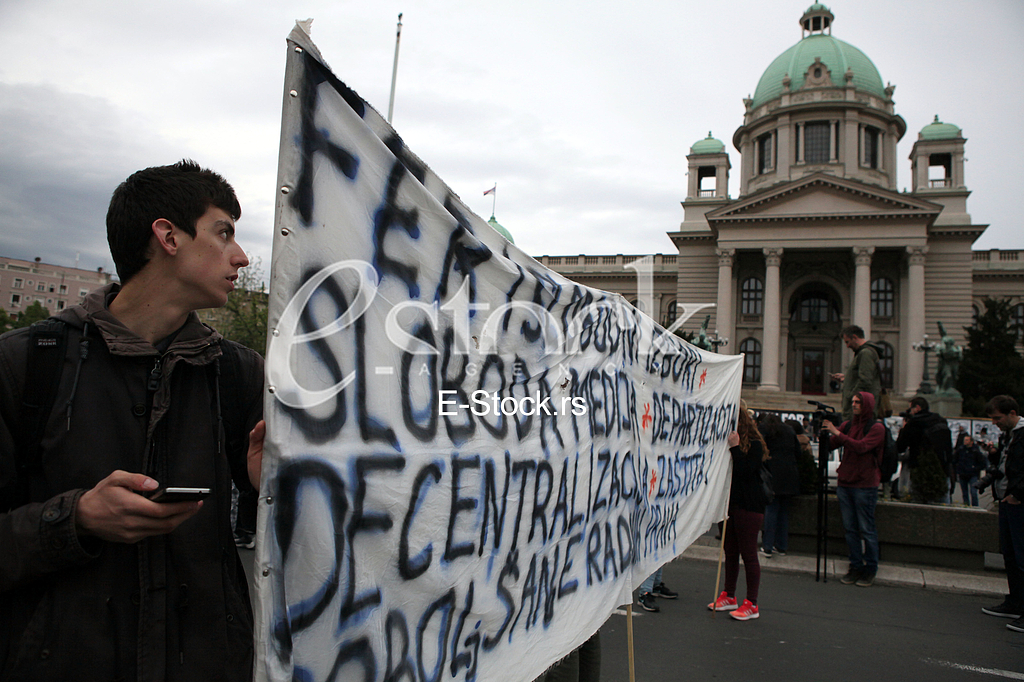 Protesters against the dictatorship gathered today, in a rather small number, in front of the Serbian Parliament, after the 