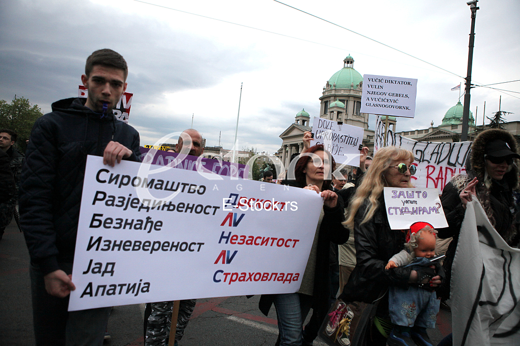 Protesters against the dictatorship gathered today, in a rather small number, in front of the Serbian Parliament, after the 