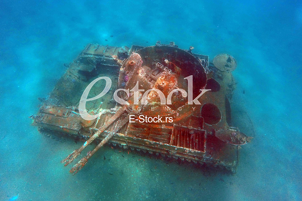 tenk na dnu mora, crveno more , red sea 
