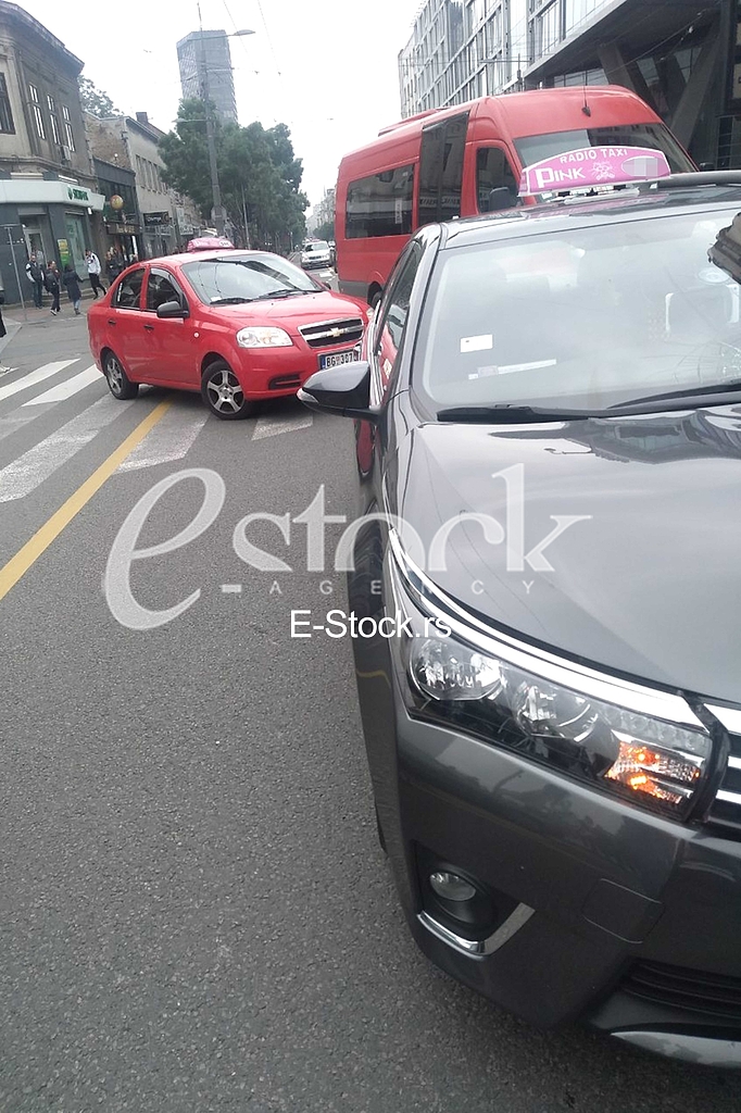 Saobracajna nesreca taxi udario zenu kod Hiltona