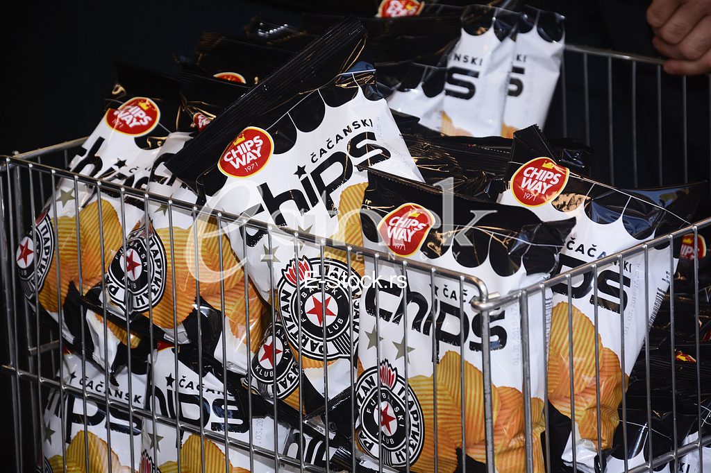 Partizan and Red Star players share chips with fans