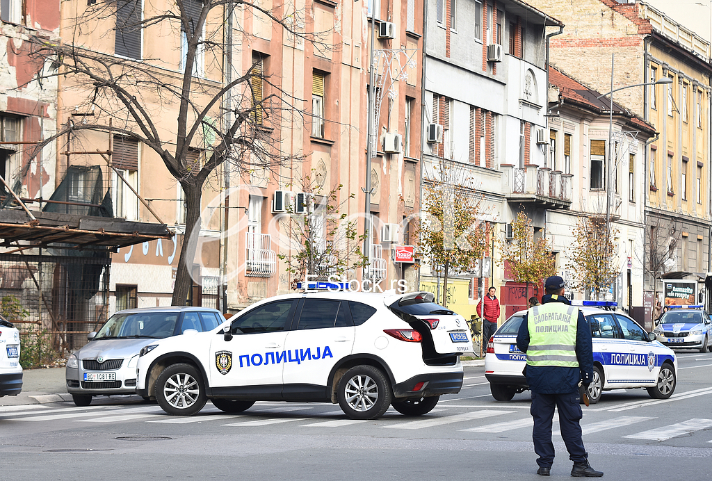 POLICIJA SPRECAVA MUSKARCA DA SKOCI SA ZGRADE