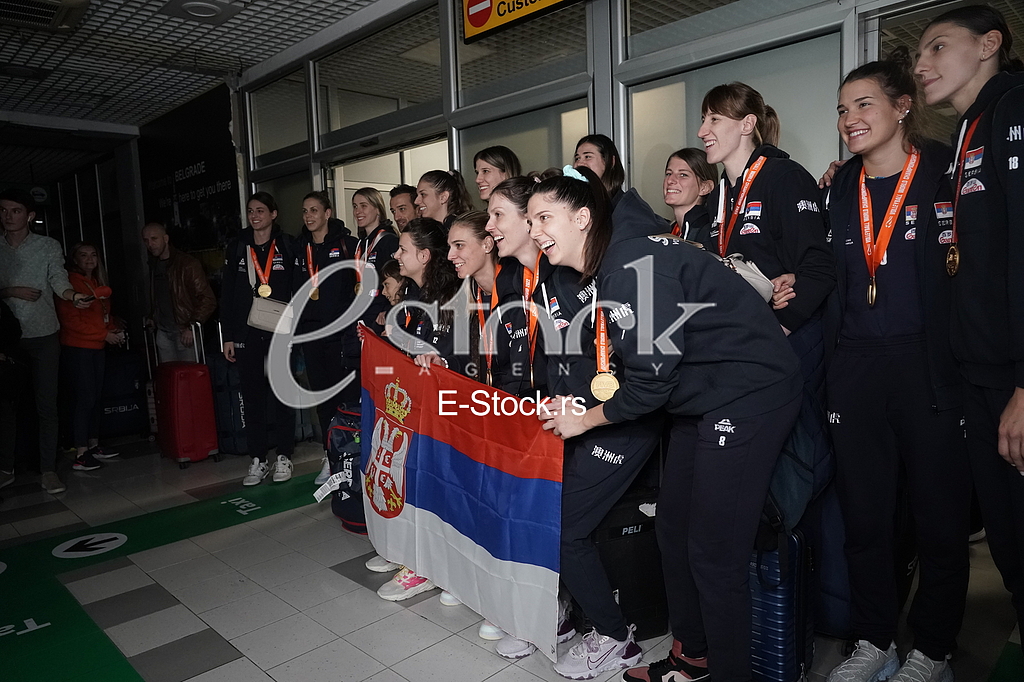 Docek odbojkasica na aerodromu