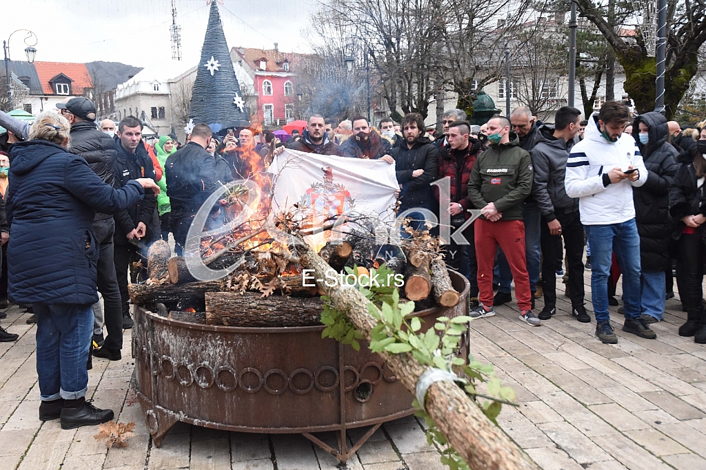 Paljenje badnjaka Crnogorska crkva