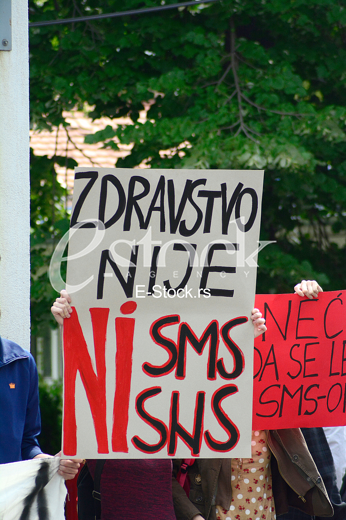 protest in front of the hospital 