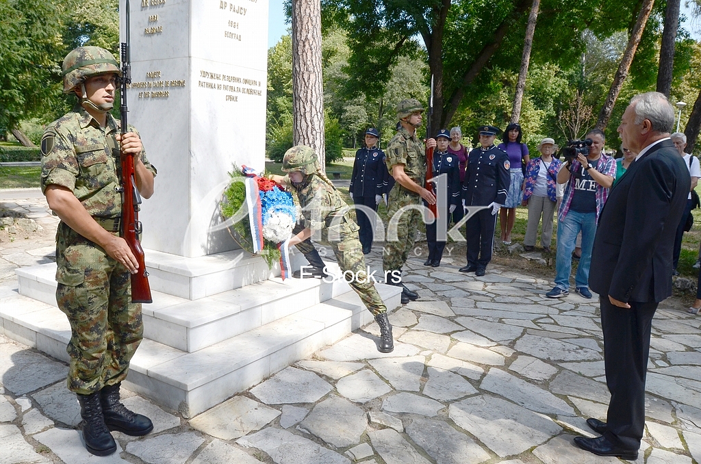 Laying a wreath at the monument to Archibald Reiss