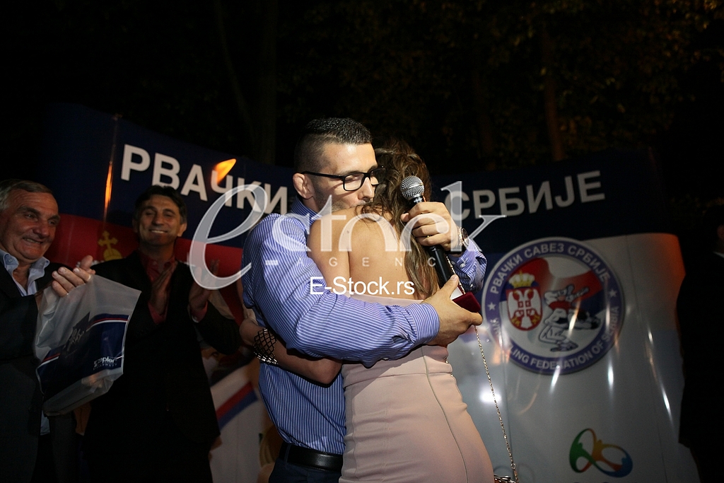 The occasion of winning Olympic gold, the cocktail Davor Stefanek in honor of the Club of Representatives on Dedinje. However, Davor managed to overshadow their Olympic gold by making the proposal to his girlfriend Dolores.