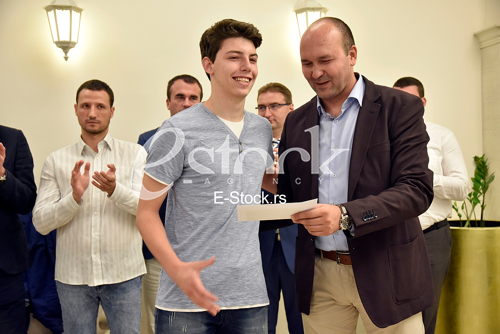 Преведи са језика: босанскиAwarding the best students of the Municipality of Zvezdara