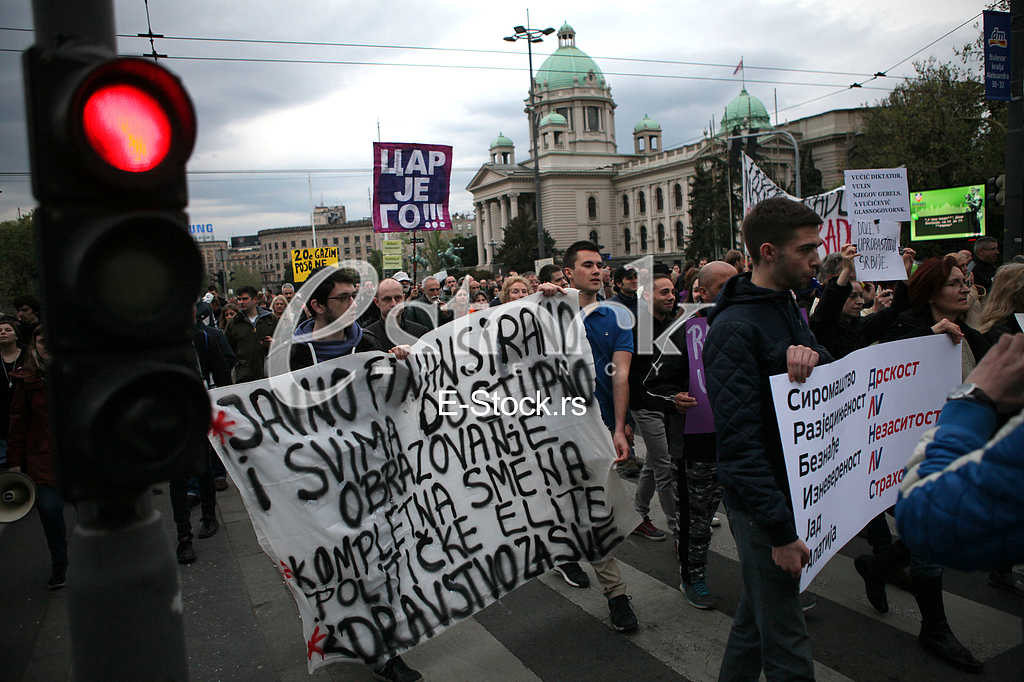 Protesters against the dictatorship gathered today, in a rather small number, in front of the Serbian Parliament, after the 