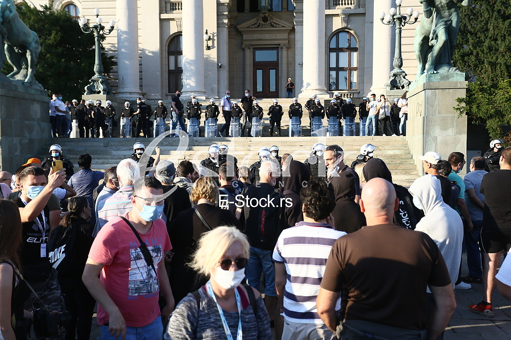 Protest ispred Skupstine Srbije