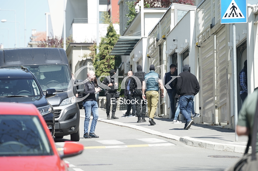 policijske snage ispred kuce Darko Saric