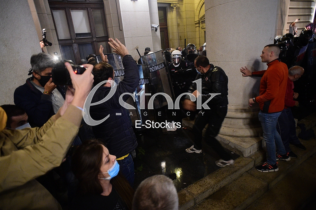 Protest ispred Skupstine Srbije Protest ispred Skupstine Srbije