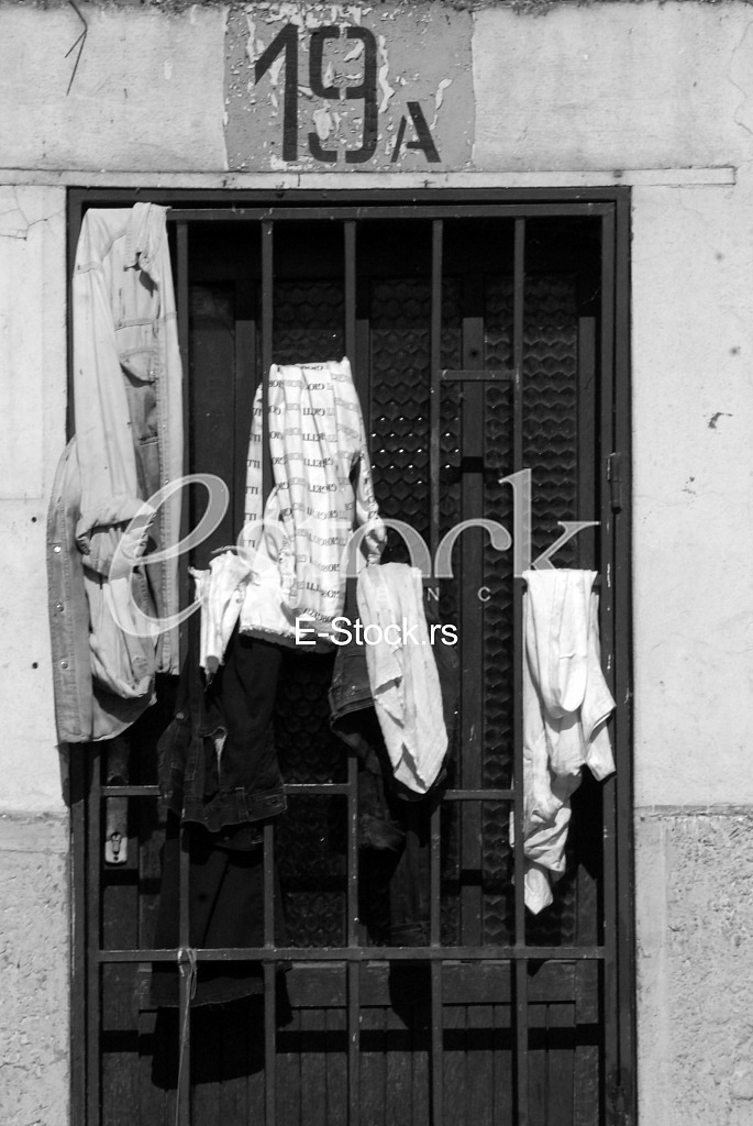 Susenje odece na prozoru