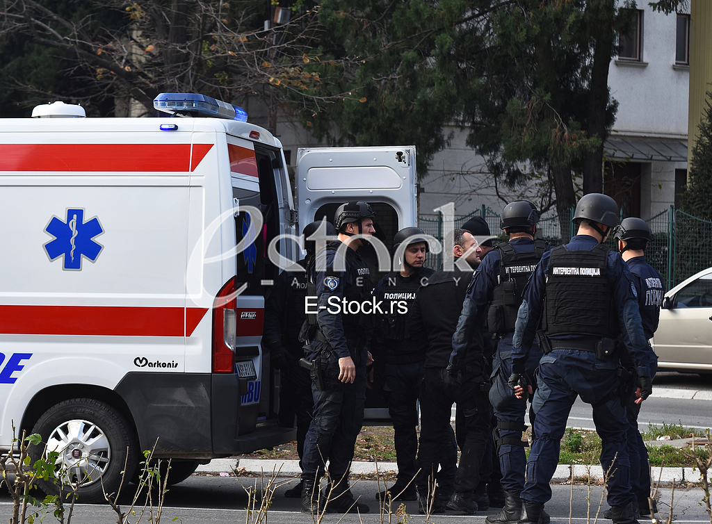 POLICIJA SPRECAVA MUSKARCA DA SKOCI SA ZGRADE