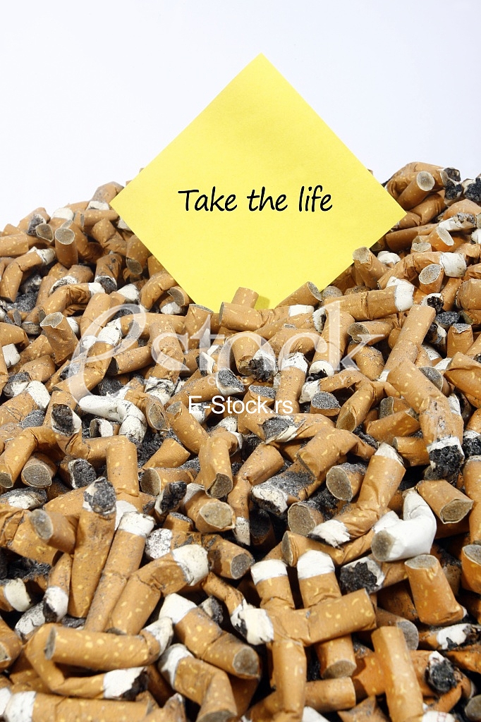 Many smoked cigarette in the crowd of, written word, warning messages Take the life