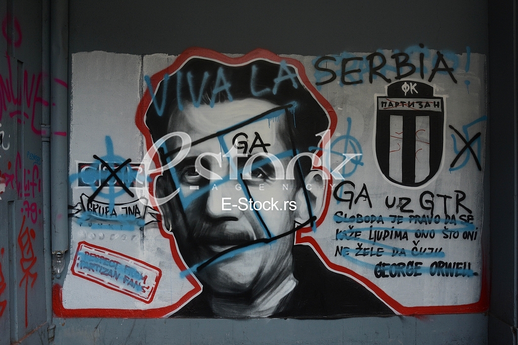 Verni navijaci i fanovi kluba ,,Partizan'' ukrasili su grafitima zidove na trgu Nikole Pasica.