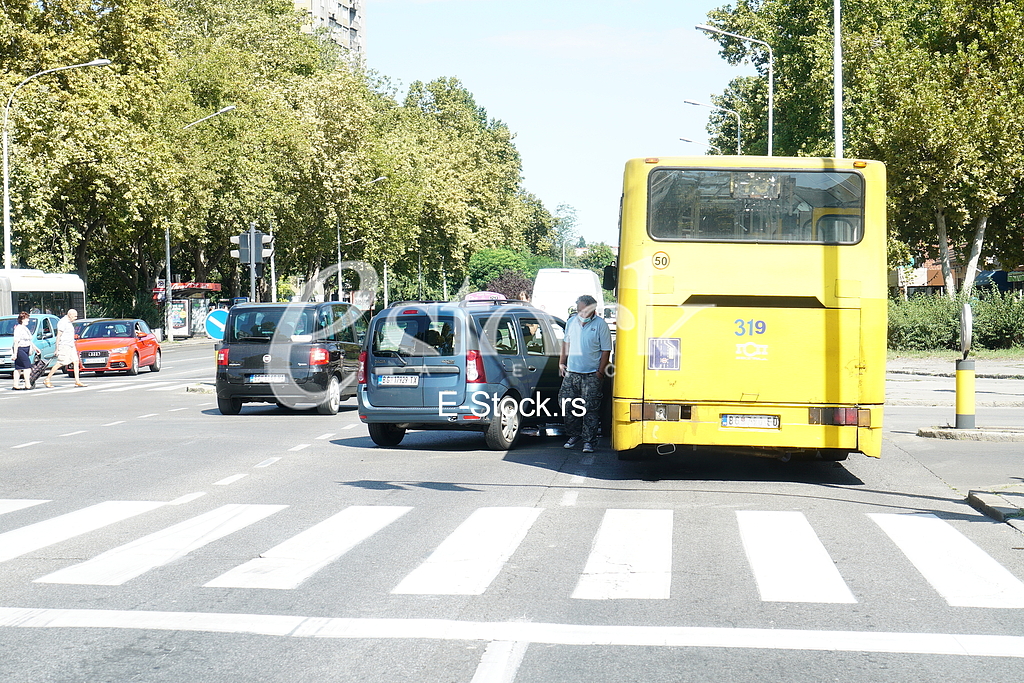 Sudar gradskog autobusa i automobila