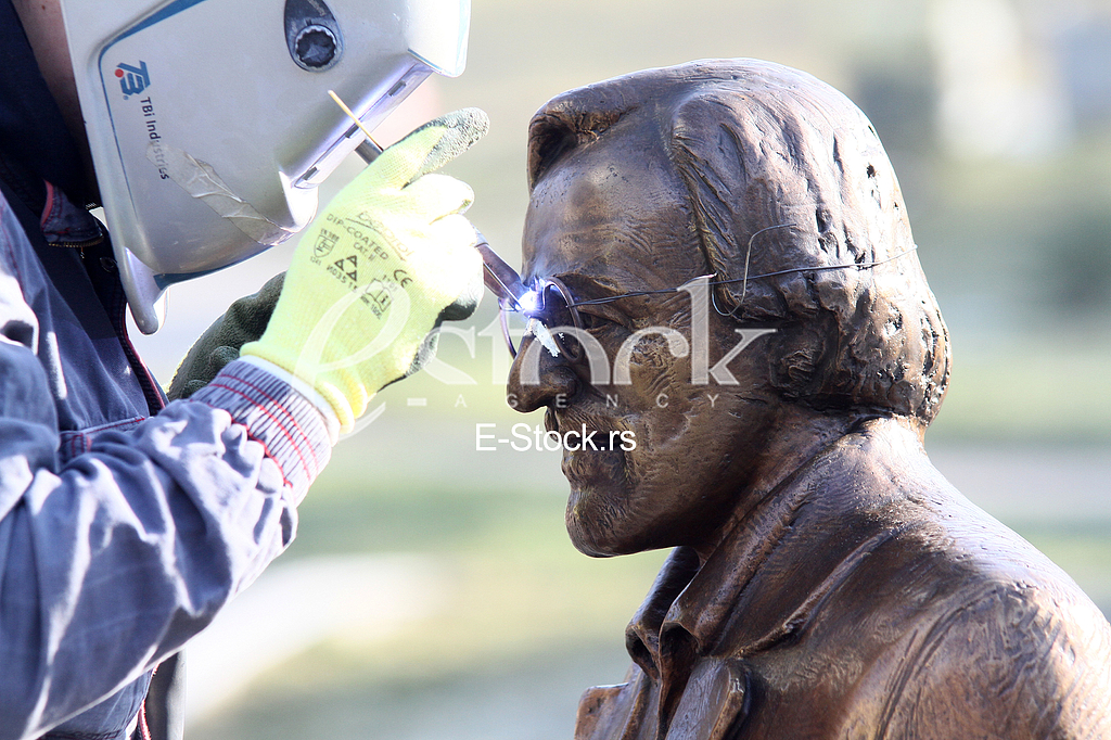  The monument to actor Dragan Nikolic