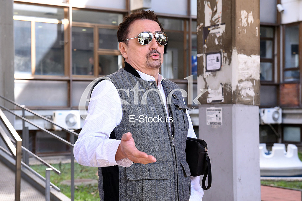  Dragan Kojic Keba came to the hearing at the Third Basic Prosecutor's Office where he was interrogated for having overturned a girl on a pedestrian crossing.
