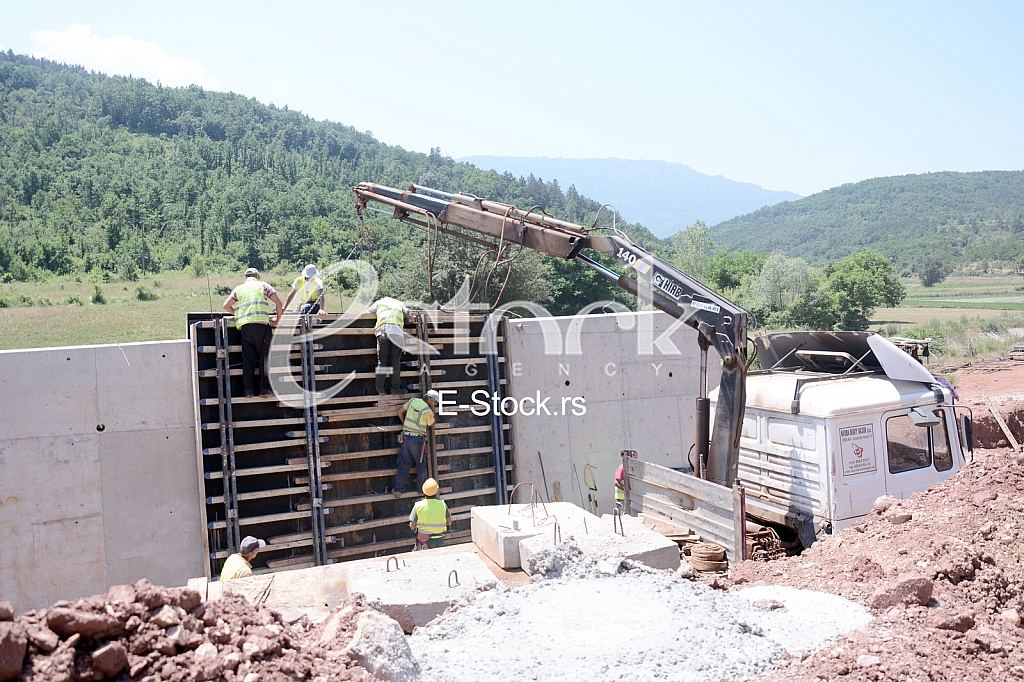 Part of the E80 highway from Bancarevo to the Red River