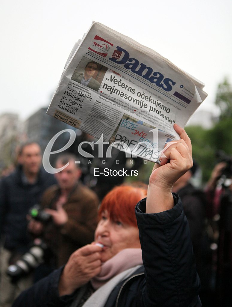 Protesters against the dictatorship gathered today, in a rather small number, in front of the Serbian Parliament, after the 