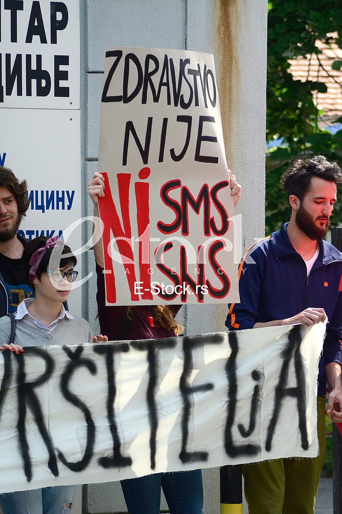 protest in front of the hospital 