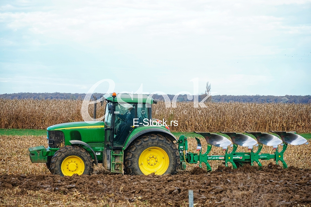 Traktor na njivi