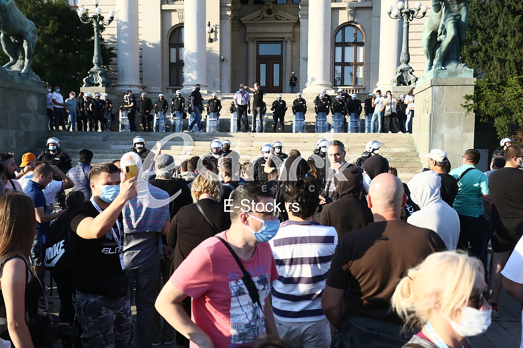 Protest ispred Skupstine Srbije