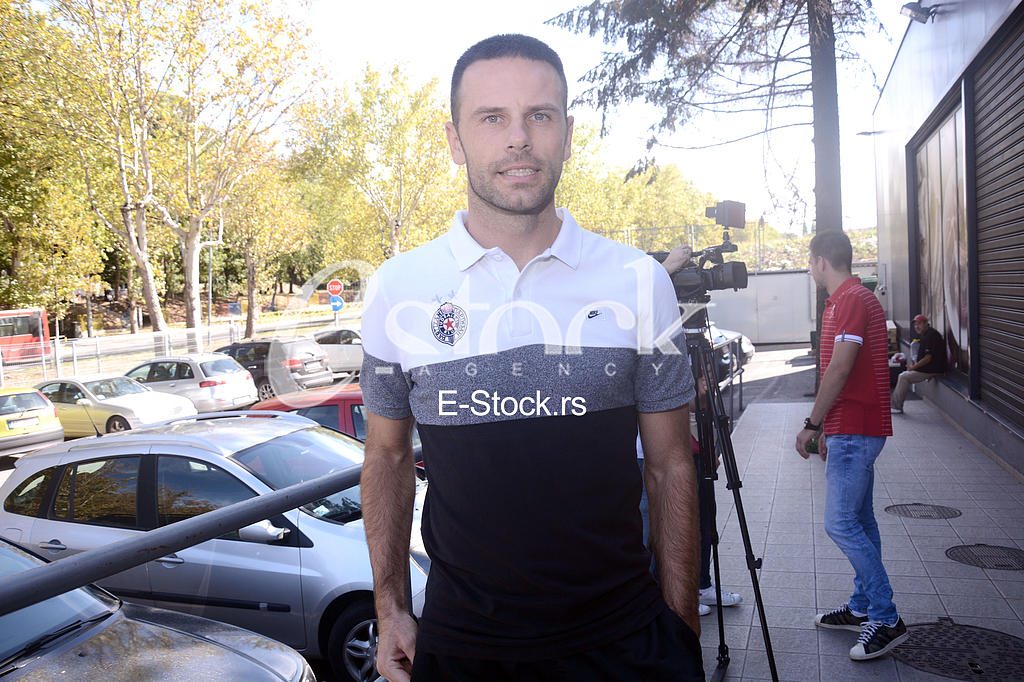 Partizan and Red Star players share chips with fans