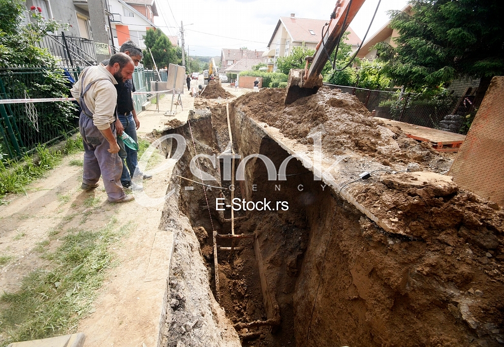 The injured workers at the site. Povredjeni radnici na gradilistu