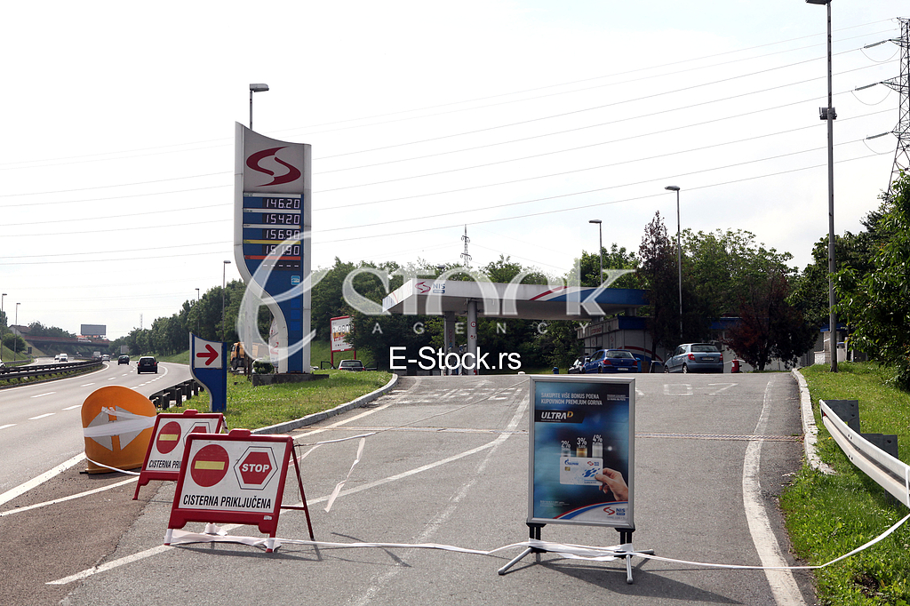 Radnica benzinske pumpe na auto-putu Beograd-Nis tesko je povredena kada joj je sinoc oko 23 sata nepoznati napadac pucao iz pištolja u glavu