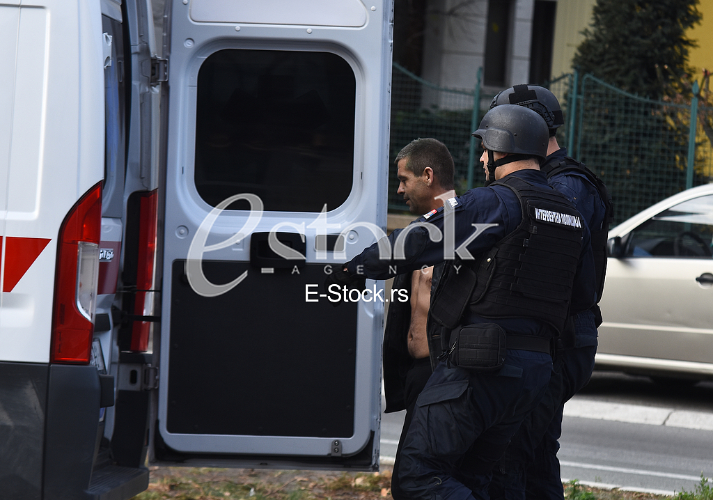 POLICIJA SPRECAVA MUSKARCA DA SKOCI SA ZGRADE