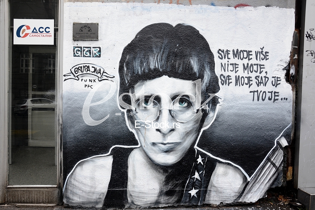 Verni navijaci i fanovi kluba ,,Partizan'' ukrasili su grafitima zidove na trgu Nikole Pasica