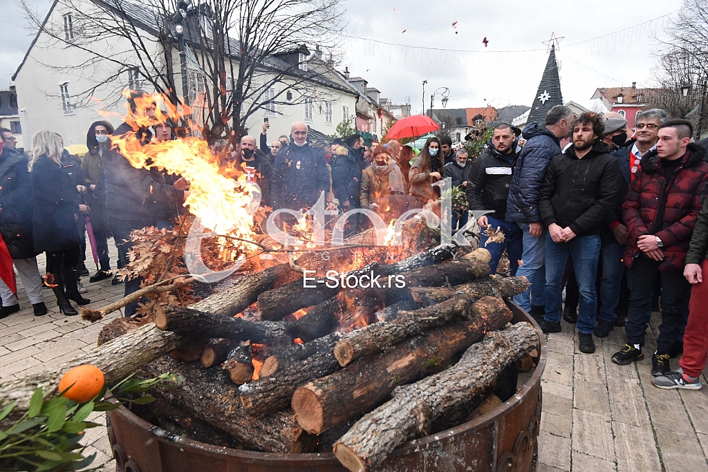 Paljenje badnjaka Crnogorska crkva