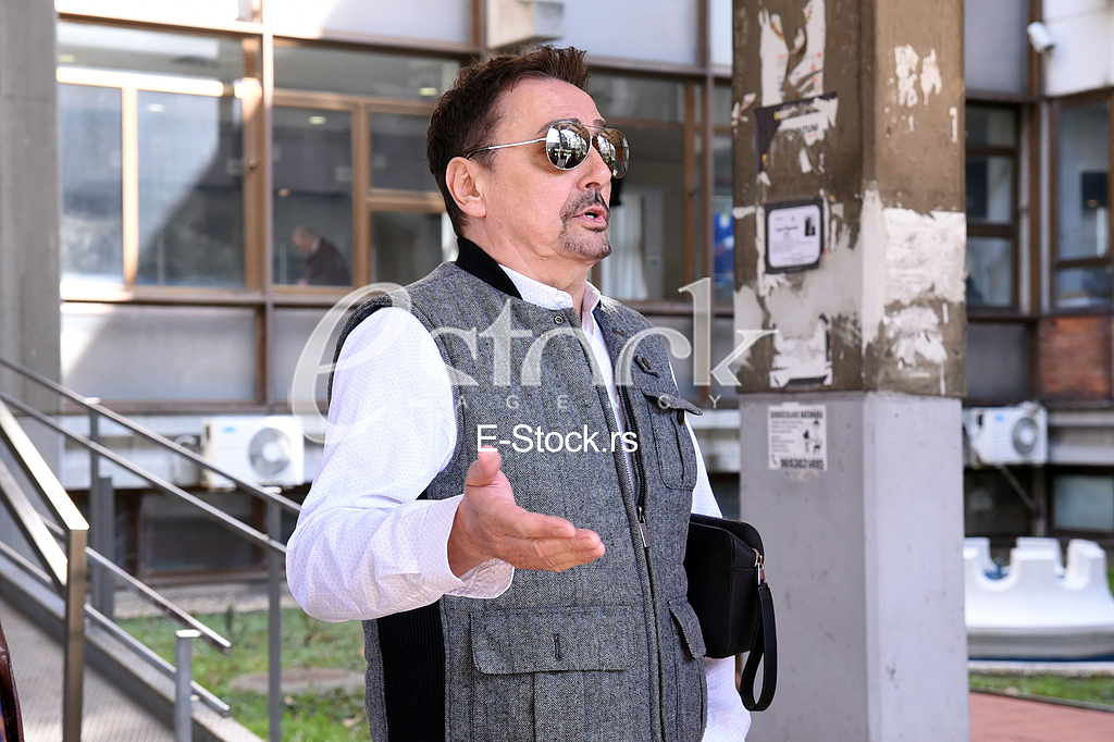  Dragan Kojic Keba came to the hearing at the Third Basic Prosecutor's Office where he was interrogated for having overturned a girl on a pedestrian crossing.
