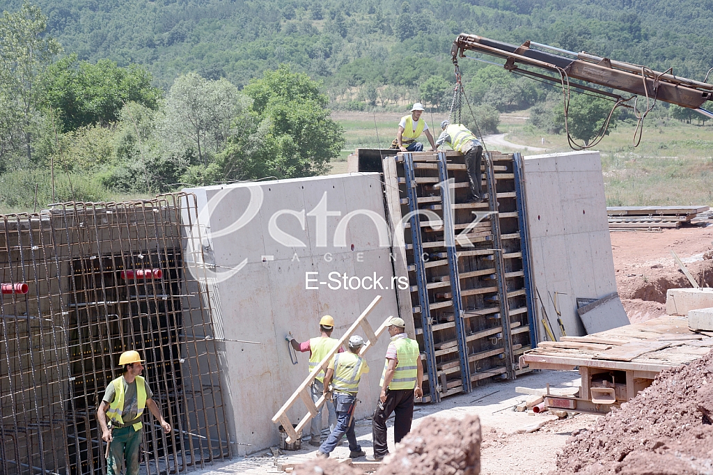 Part of the E80 highway from Bancarevo to the Red River