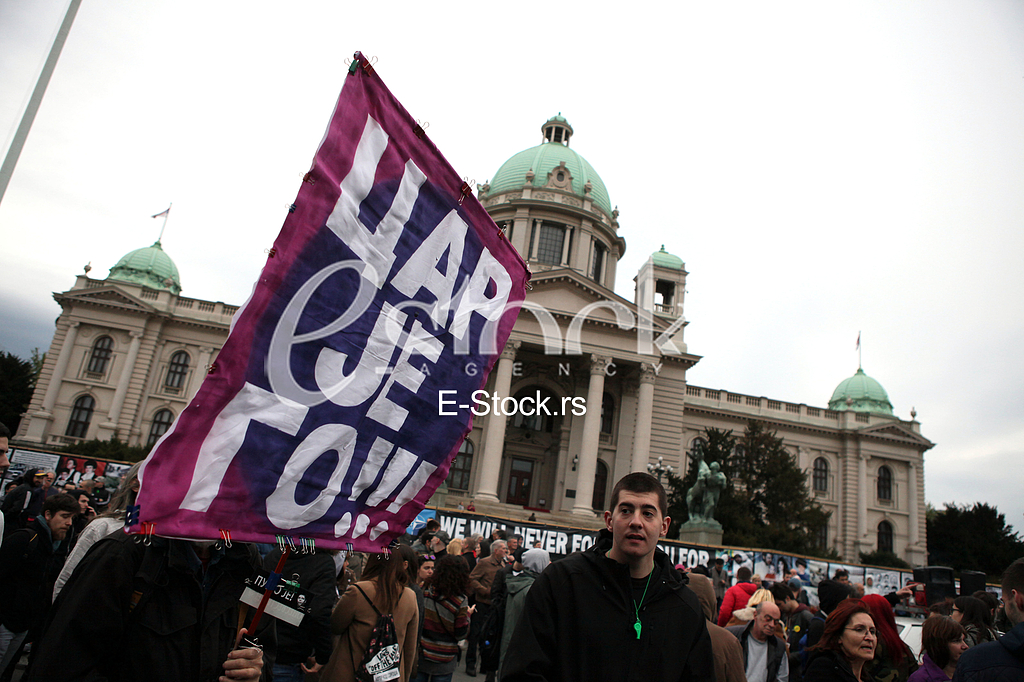 Protesters against the dictatorship gathered today, in a rather small number, in front of the Serbian Parliament, after the 