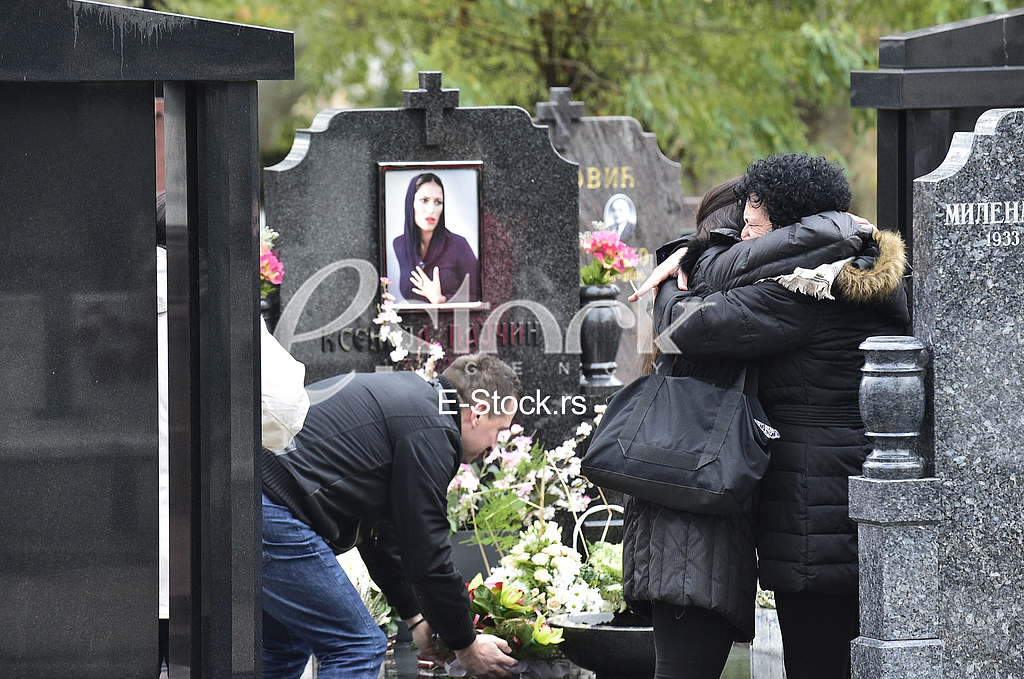 Ljubica Kostic majka na grobu