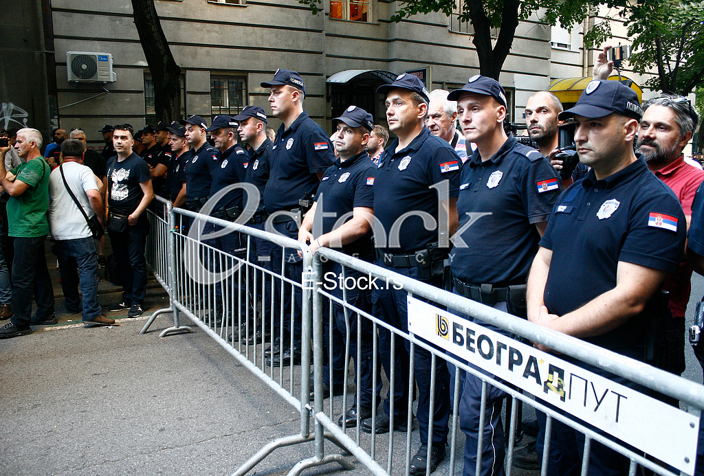 centar za kulturnu dekontaminaciju, mirdita, srpska radikalna stranka protest, kordon policije