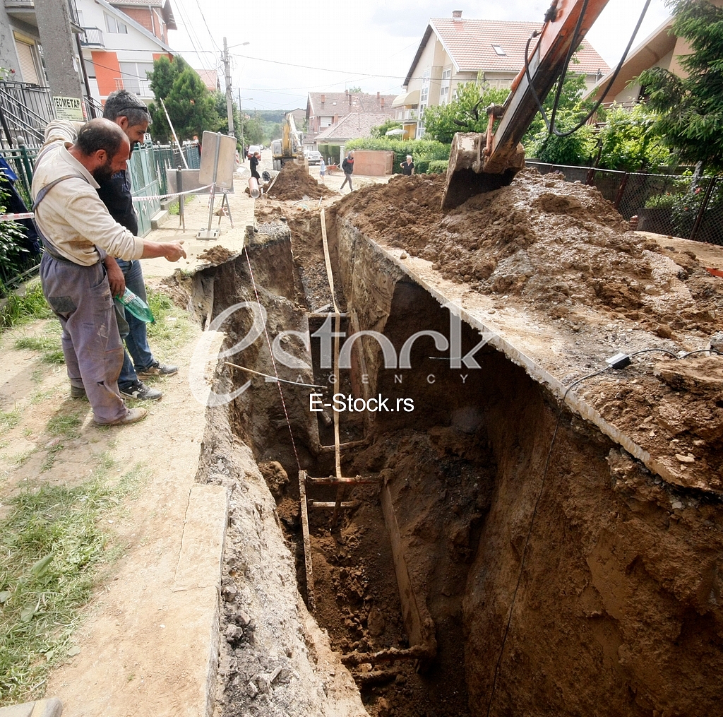 The injured workers at the site. Povredjeni radnici na gradilistu