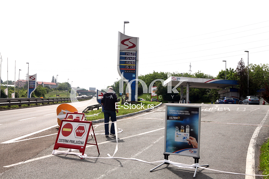Radnica benzinske pumpe na auto-putu Beograd-Nis tesko je povredena kada joj je sinoc oko 23 sata nepoznati napadac pucao iz pištolja u glavu