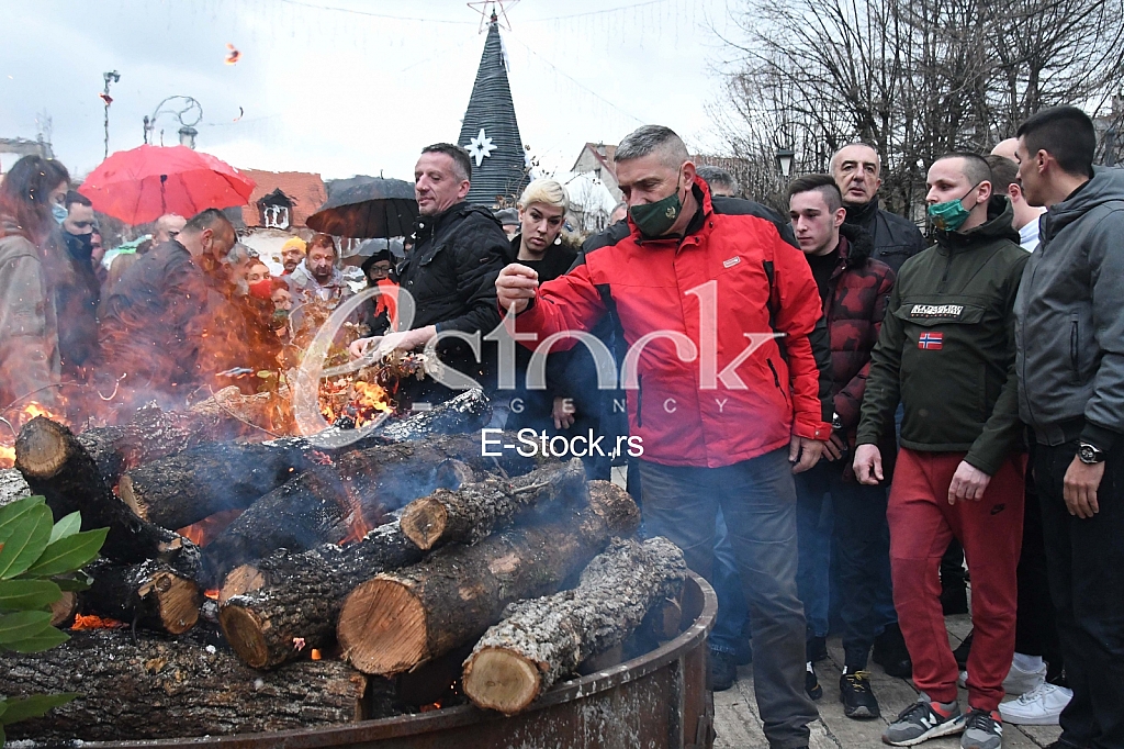 Paljenje badnjaka Crnogorska crkva