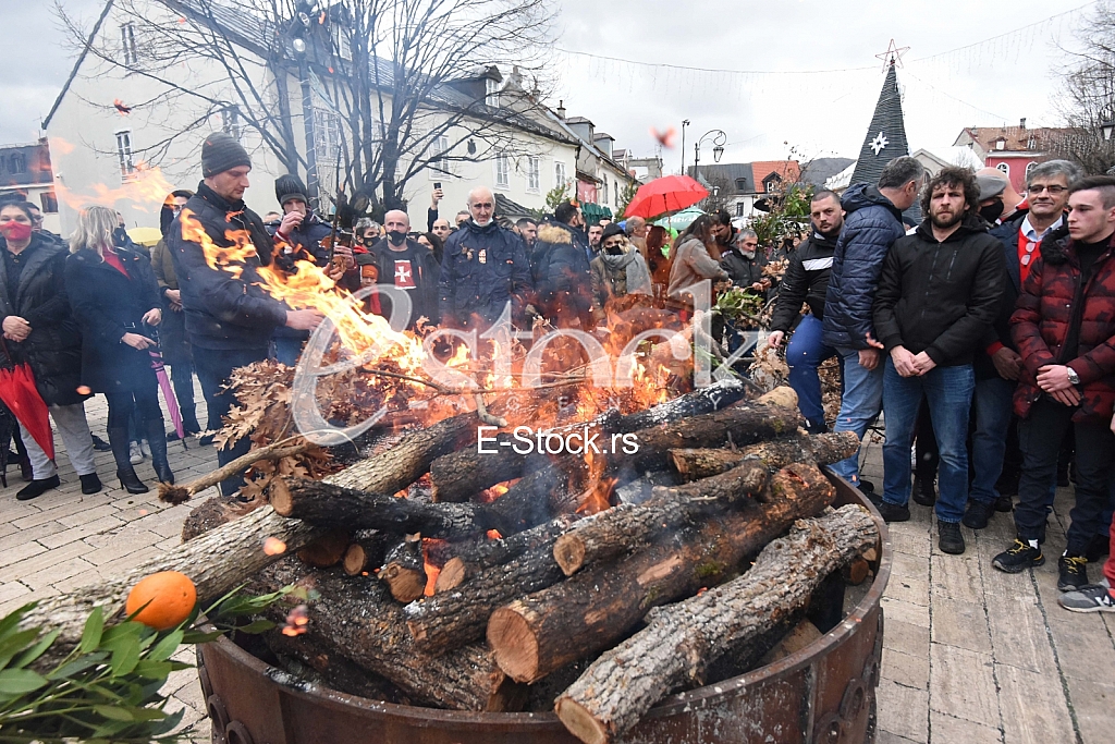 Paljenje badnjaka Crnogorska crkva