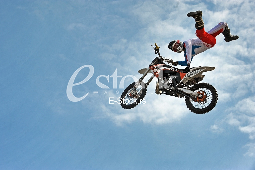 motorcycle acrobatic stunts
