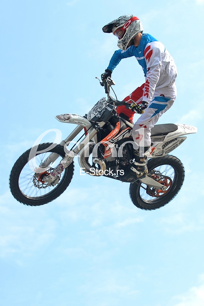 motorcycle acrobatic stunts