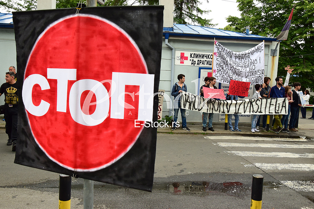 protest in front of the hospital 
