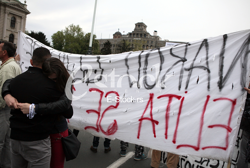 Protesters against the dictatorship gathered today, in a rather small number, in front of the Serbian Parliament, after the 