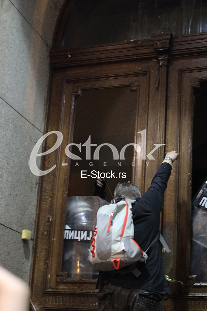 Protest ispred skupstine grada
