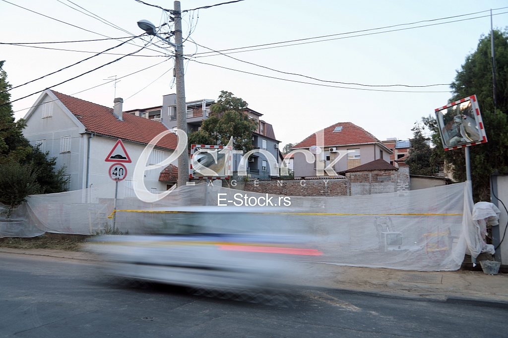 Zvezdara, u Ulici Milana Rakića oko broja 100, došlo je do curenja zemnog gasa Zvezdara, u Ulici Milana Rakića oko broja 100, došlo je do curenja zemnog gasa
