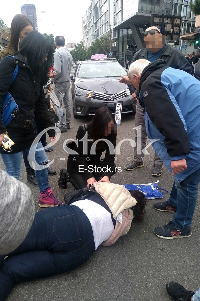 Saobracajna nesreca taxi udario zenu kod Hiltona